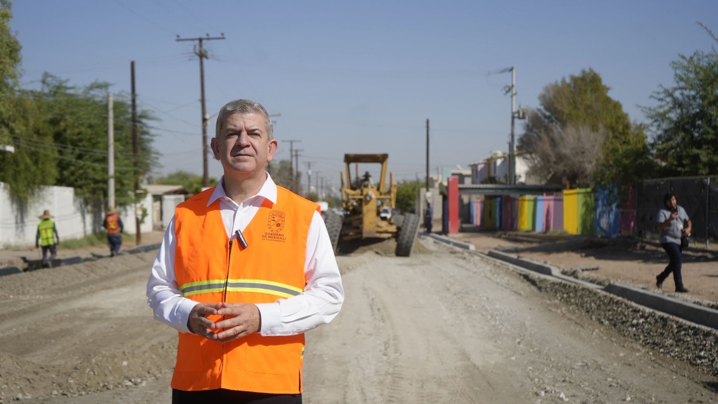Oscar Vega Marín con chaleco de seguridad en una obra de pavimentación