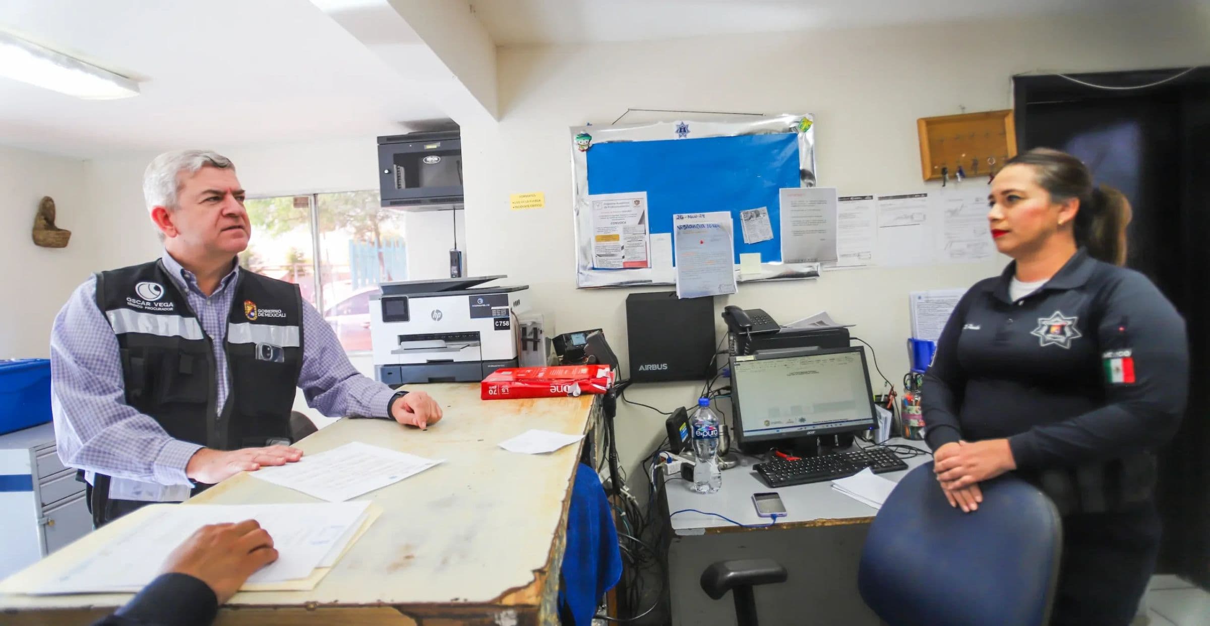 Oscar Vega Marín en una reunión de trabajo en oficinas municipales