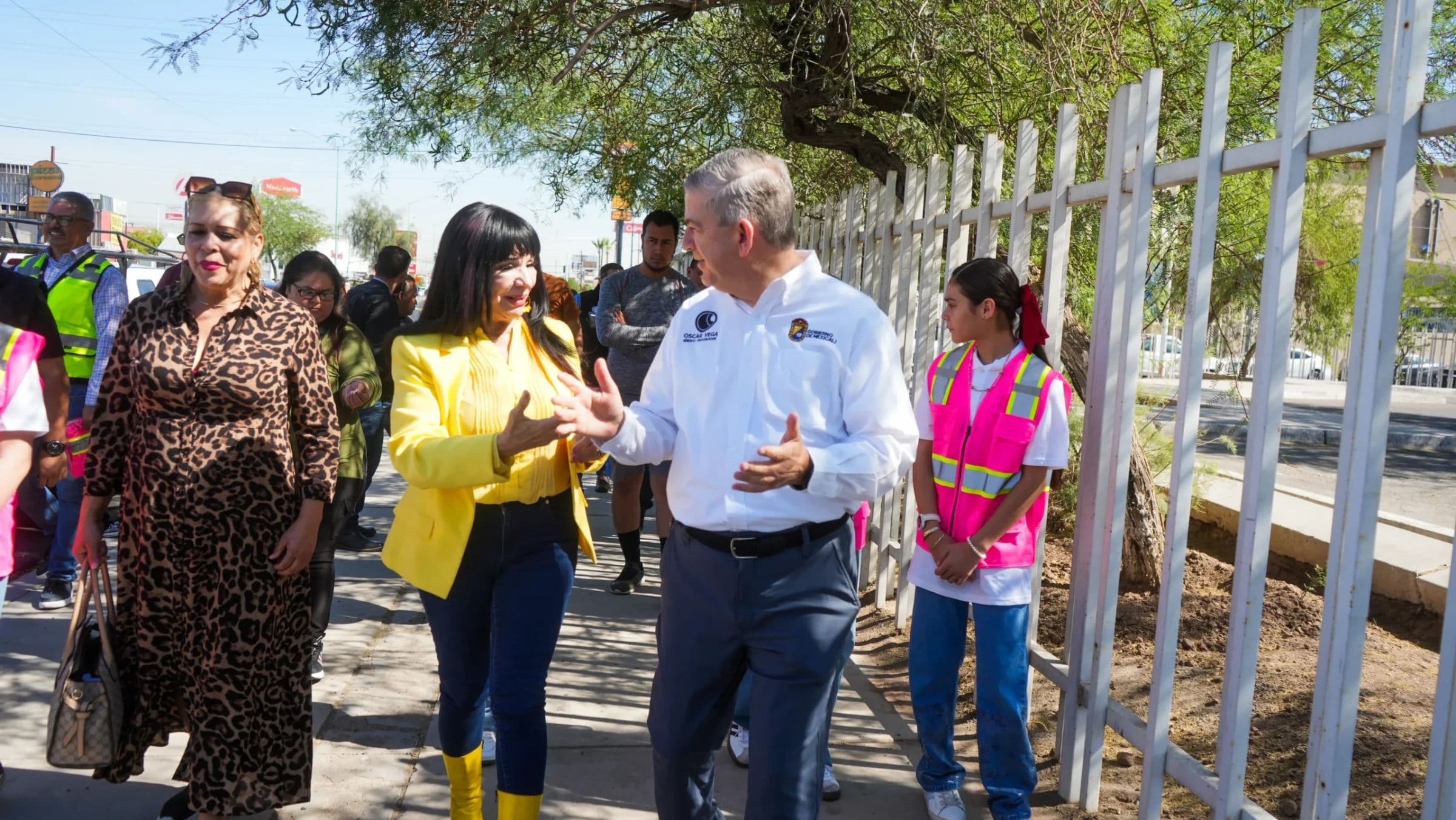 Oscar Vega Marín recorre una colonia con vecinas