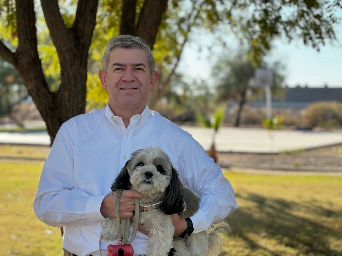 Oscar Vega Marín con un perro en brazos