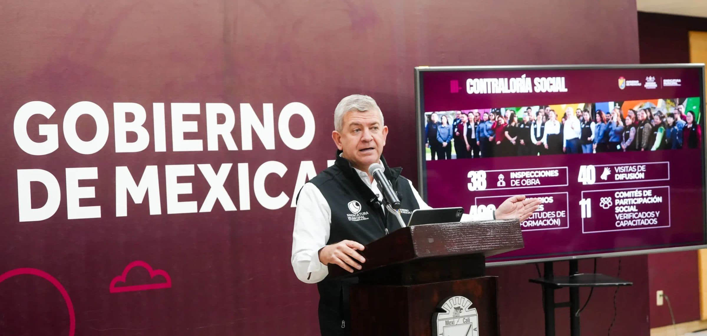 Oscar Vega Marín en una conferencia del Gobierno de Mexicali sobre contraloría social
