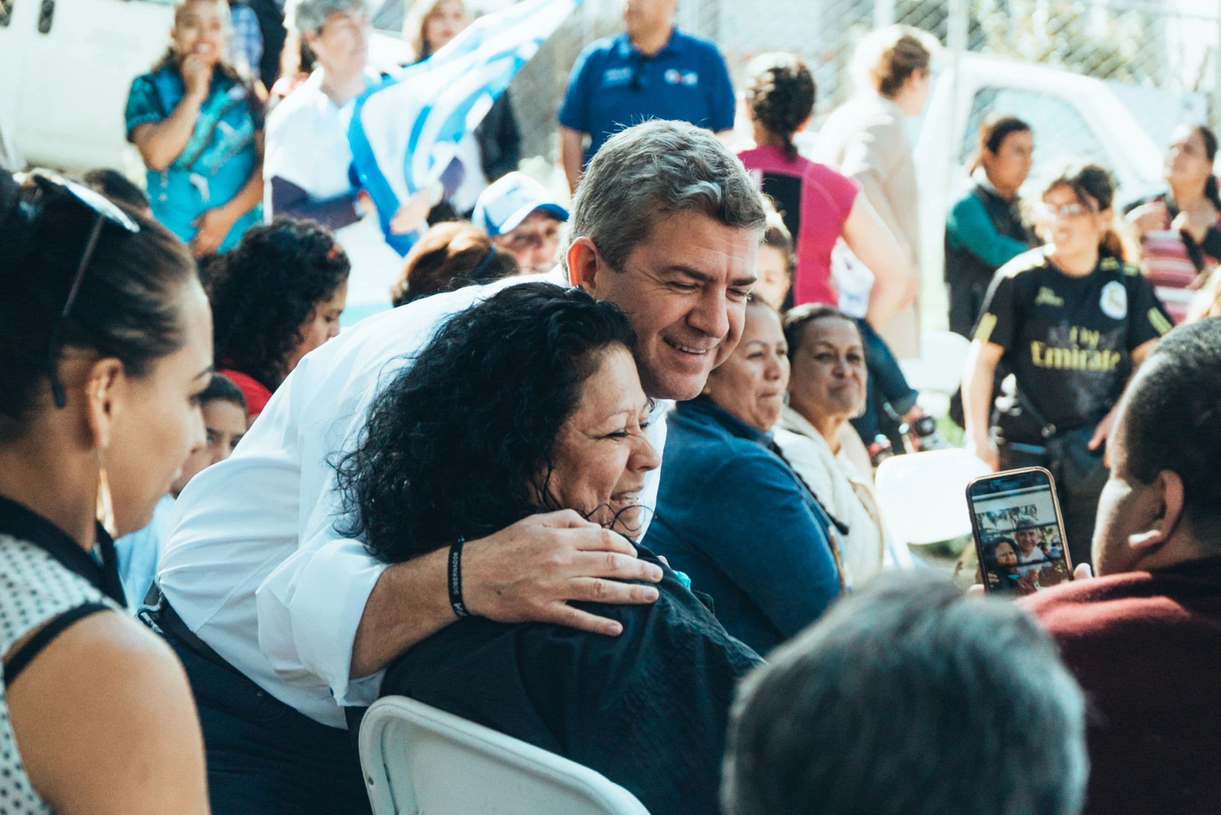Oscar Vega Marín abraza a una vecina durante un encuentro con ciudadanos