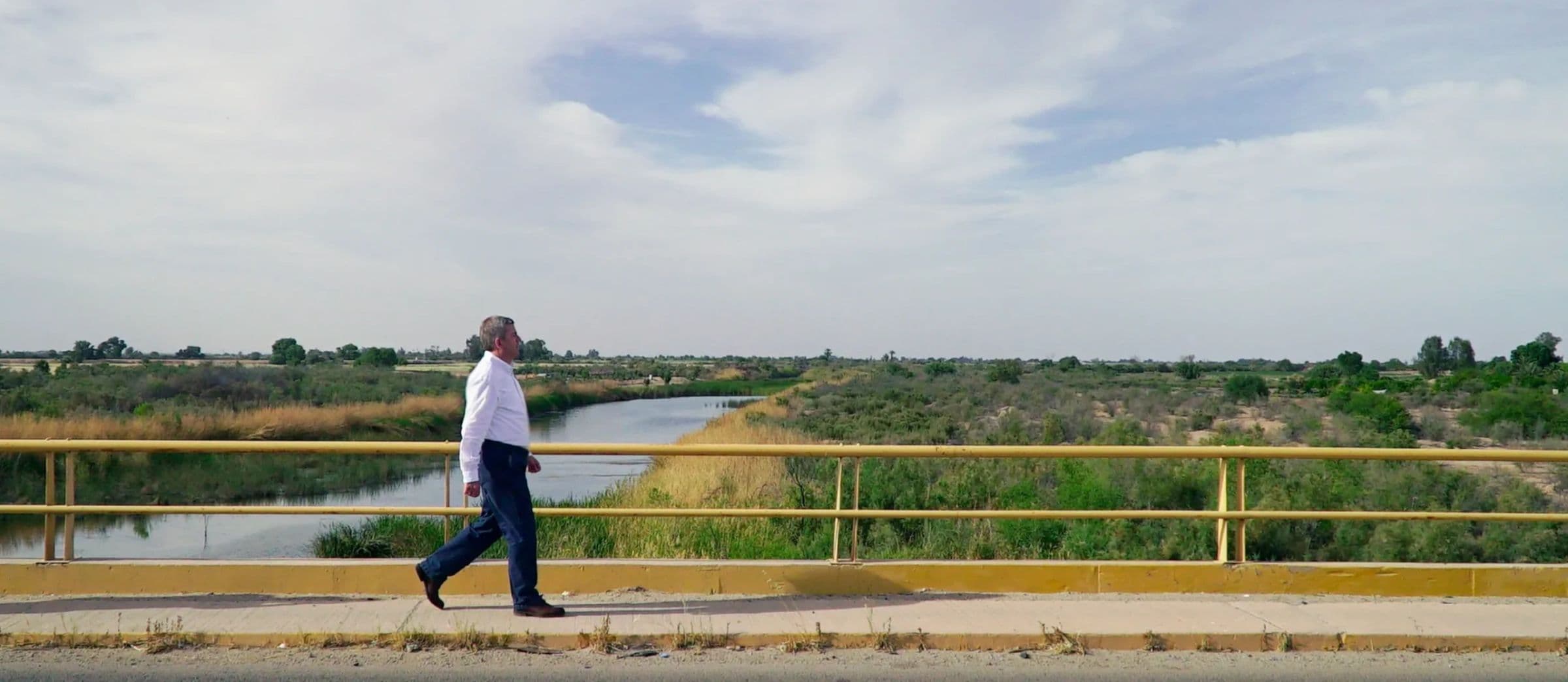 Oscar Vega Marín camina junto a un canal en el Valle de Mexicali